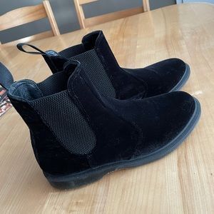 Women’s size 10 authentic doc martens flora boots in black velvet